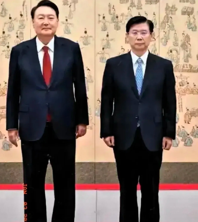 尹锡悦的抓捕计划彻底失败了，罪魁祸首就是他的警卫处长朴钟俊。

 这位警卫处长很