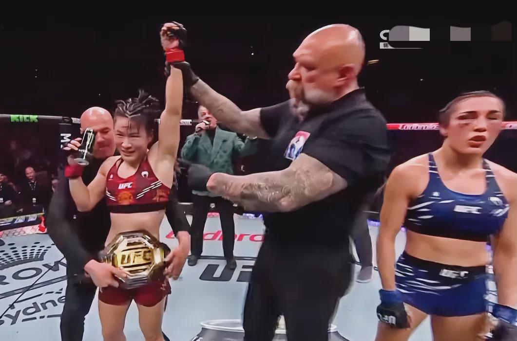 张伟丽获UFC312女子草量级世界冠军。哇，冠军！这得多厉害，想起她以前训练，挥