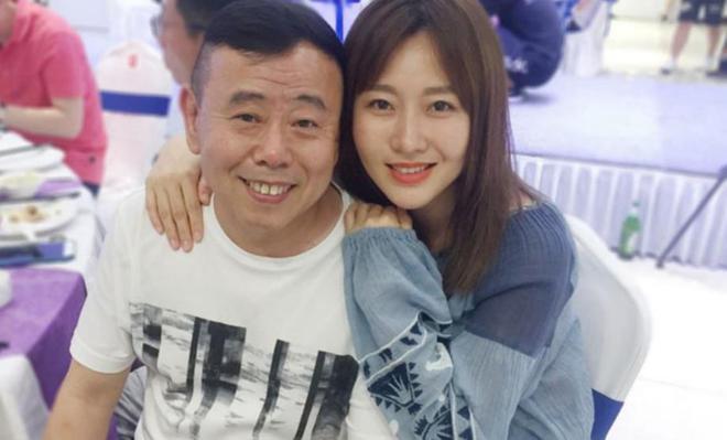潘长江的外孙出生时，护士把孩子抱了出来，他只看了一眼便迅速跑开了。一家人面面相觑