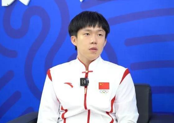 此时此刻王楚钦的心里一定很五味杂陈，高兴的是樊振东退出国际赛场了，没人会和自己抢