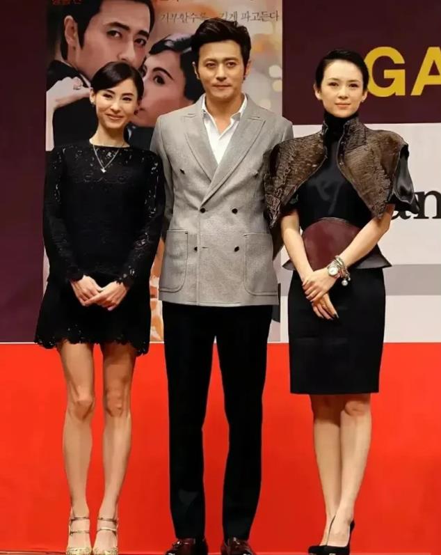 两位女演员站在亚洲第一美男旁边，颜值不相上下，但气质上还是右边的略胜一筹，毕竟国