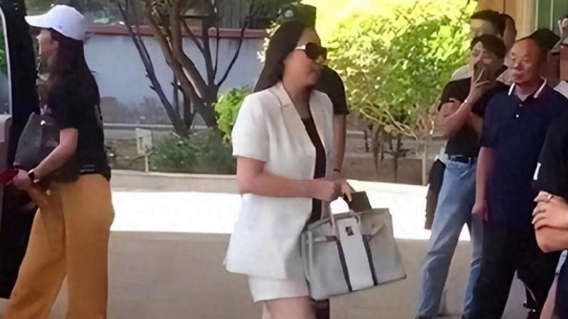 成龙71岁老婆太霸气！穿白色套裙拎大牌包真豪横狠狠拿捏住贵妇范