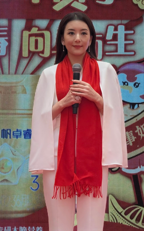 方媛这身打扮好显老，被吐槽像微商老板...