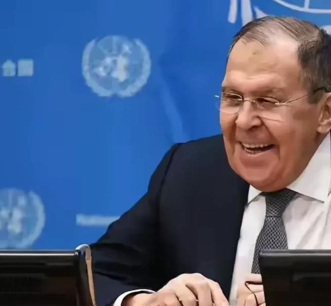 嘿，朋友们，拉夫罗夫的美国之行真是让人惊叹连连！先是签证的顺利获批，仿佛为他此行