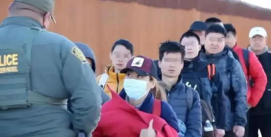 美国开始遣返非法移民了，对此我们是支持的，但前提是要先核实身份的。只有确定是我们