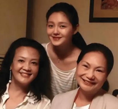 张兰和S妈远程交锋，气氛超紧张！

S妈在社交媒体上喊话“要开干了”，没想到第二
