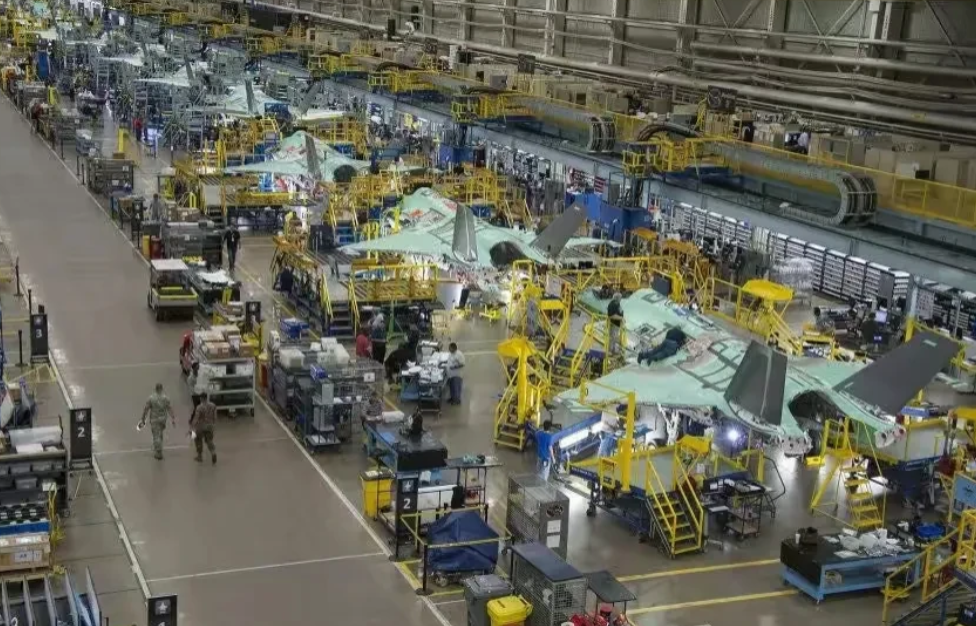 F-35战机工厂停机坪堆积如山，而海外用户却一年多未接收到一架，这是怎么了？洛马