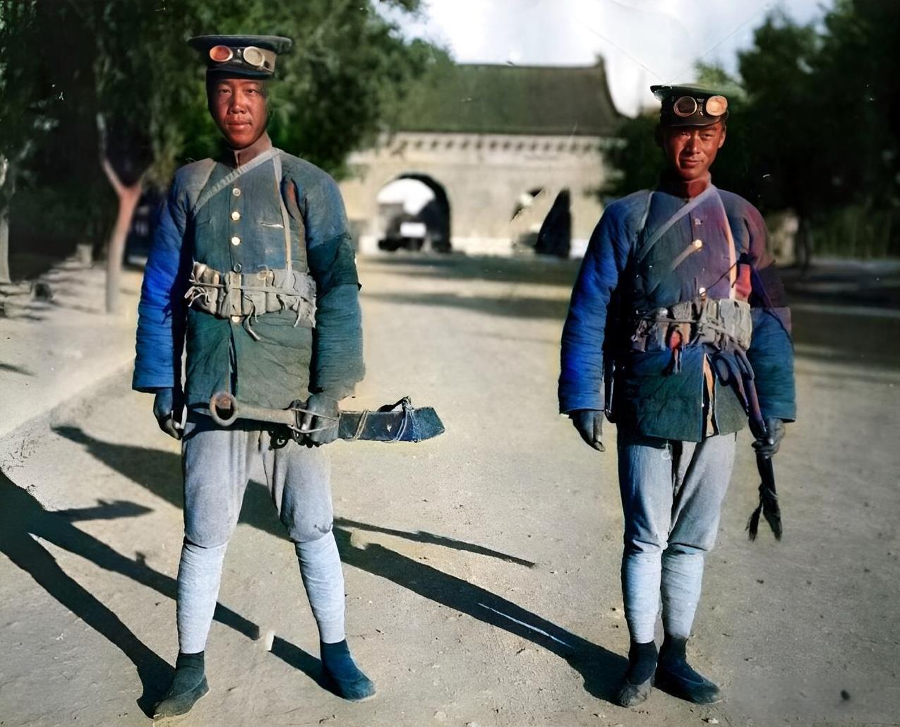 1928年，冯玉祥将军部队中的两名威武的士兵手持大刀站在街上。他们的装备虽然非常