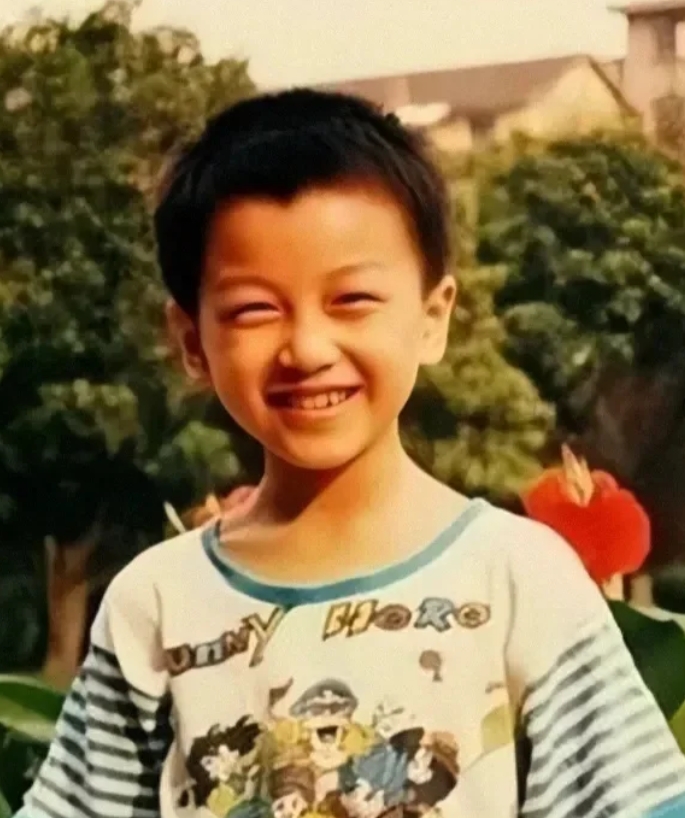 原来他真是从小帅到大的