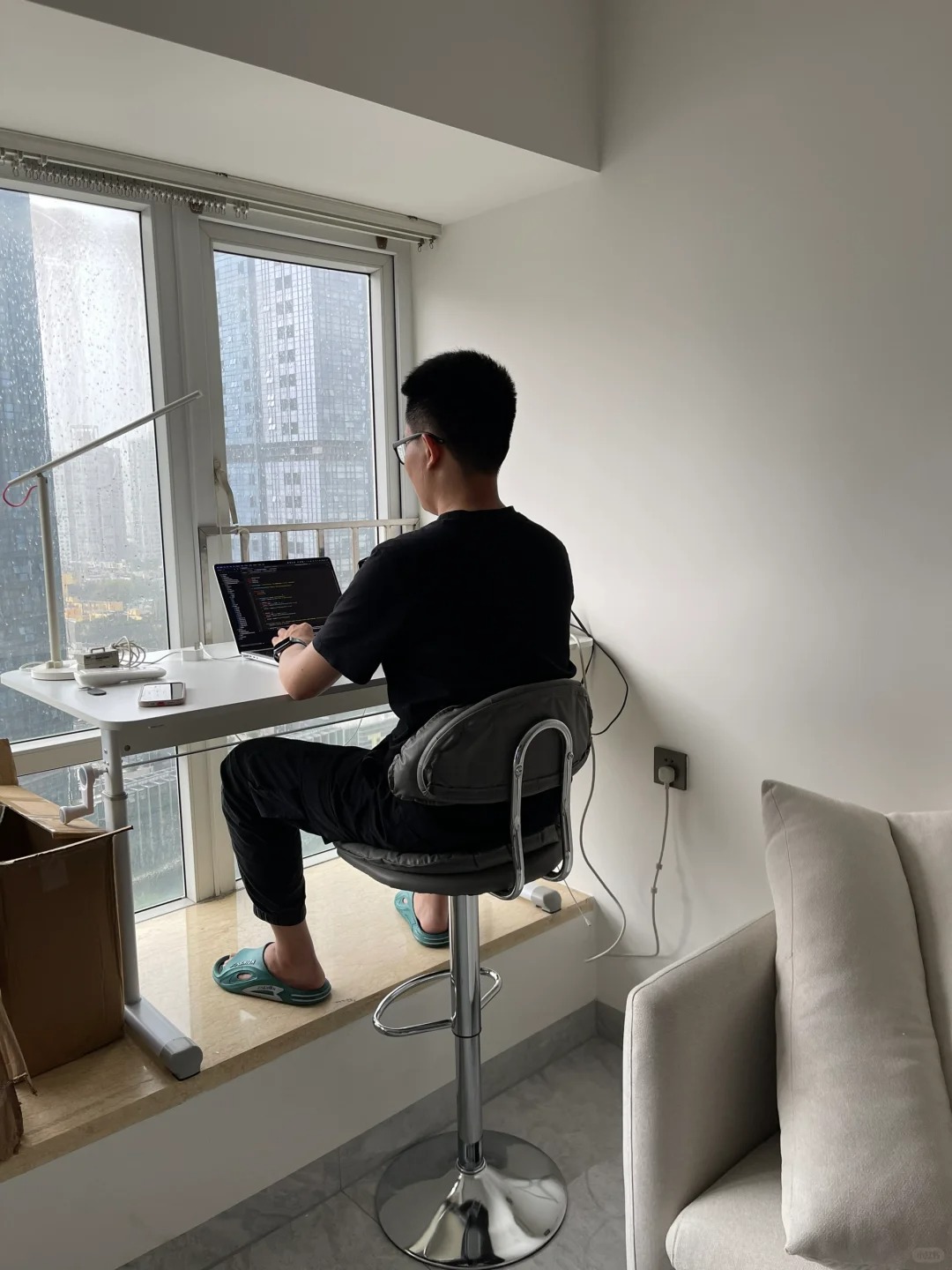 飘窗书桌最优解，不接受反驳哈哈哈哈
飘窗实在太大了，不想浪费它，有限的空间做个书