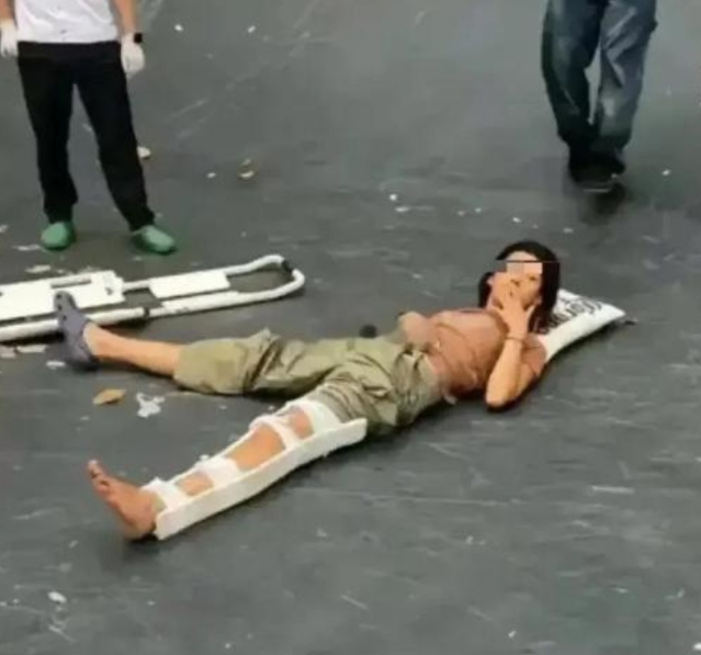 看你以后还敢玩滑板吗！哈哈哈哈 [大笑][大笑][大笑][大笑][大笑]
