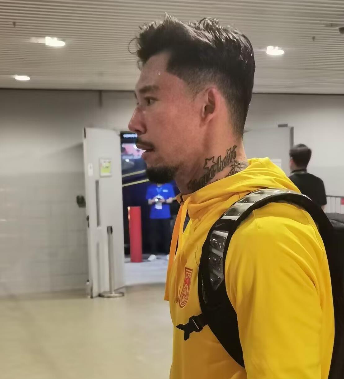 张5表现确实不好，但是听到他自己这么说其实还是停不得劲的毕竟也为国足付出过，他自