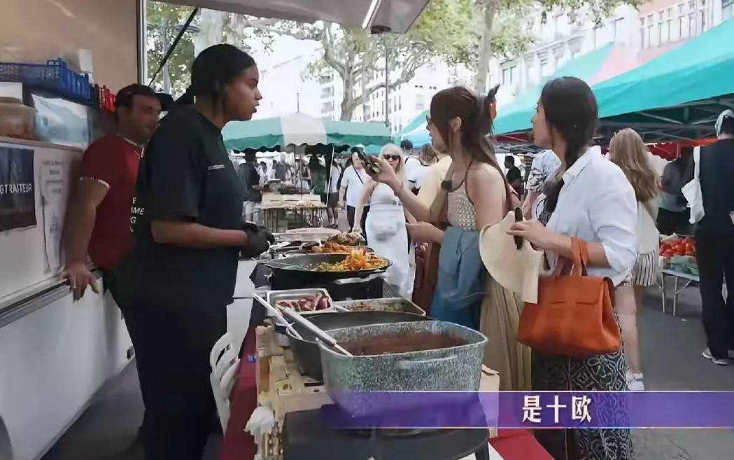 这是明星在法国拍电视节目，在街头买一份炒饭时被价格吓到了。
“十欧元？这换成RM