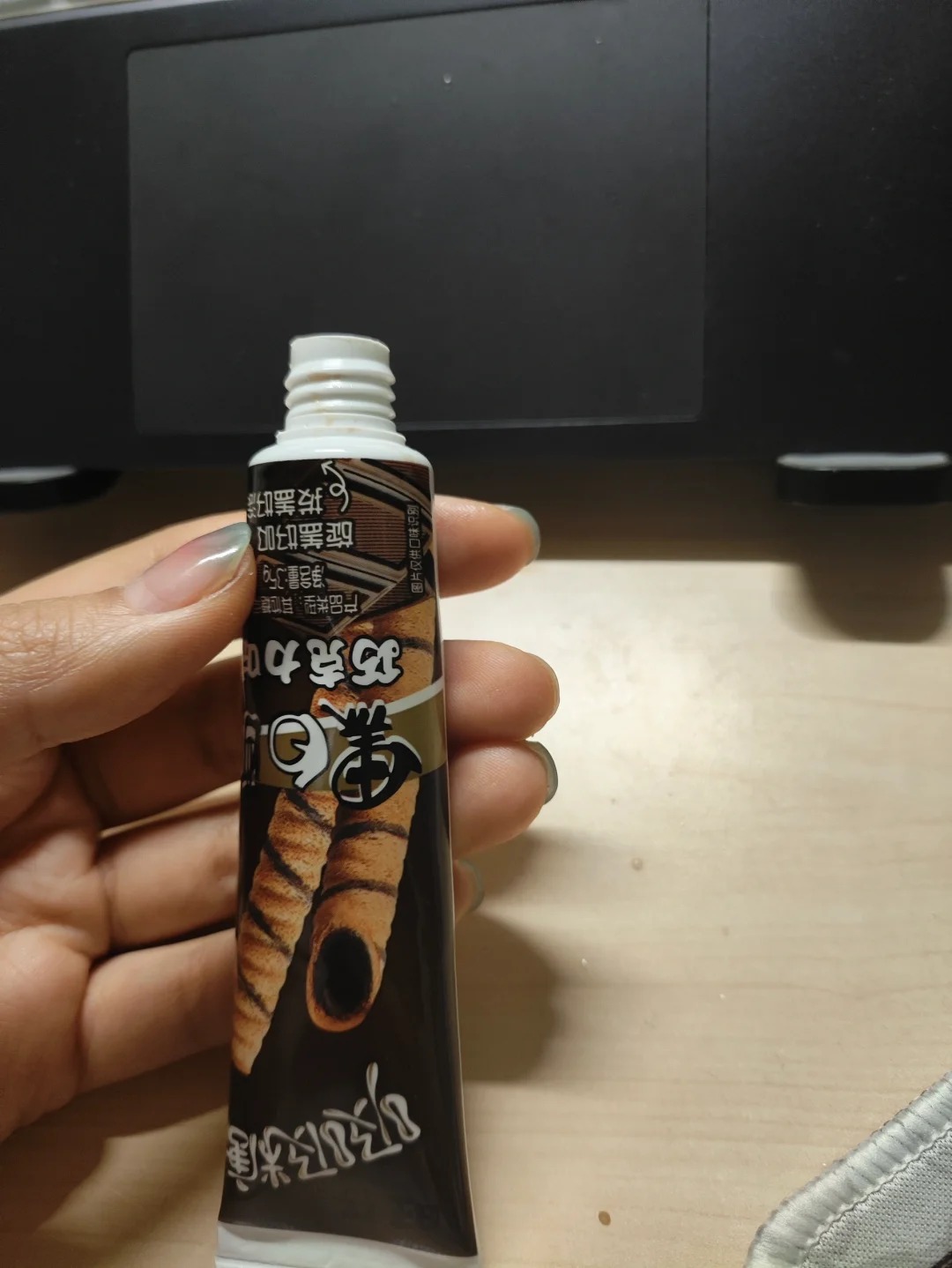 小时候的最爱变难吃了……
谁懂小时候超爱吃这个，巧克力味超浓
结果今天兴致冲冲买