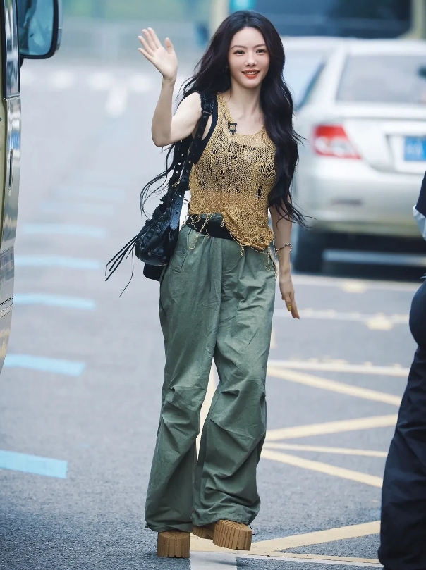 不怪那么多人喜欢她，路人镜头下都那么漂亮！