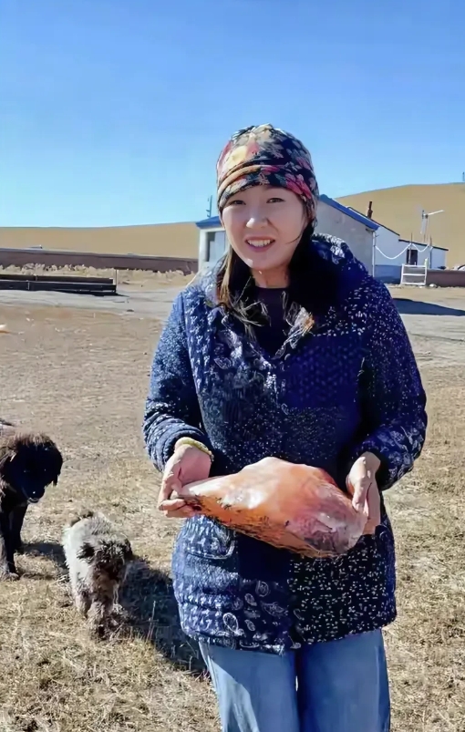 新疆，有一名女子跟家人自驾游到新疆旅游，在巴音布鲁克大草原探访牧民的时候，在草原