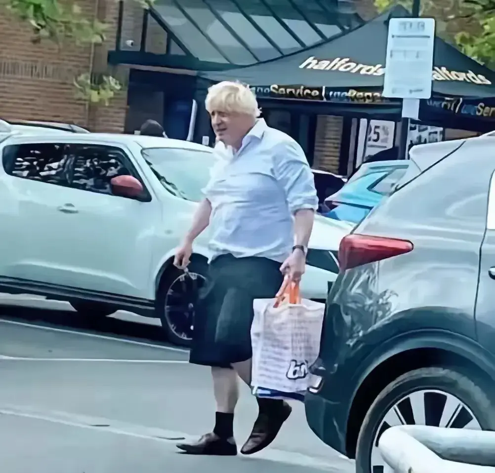 英国前首相混成这样儿，金毛变白毛