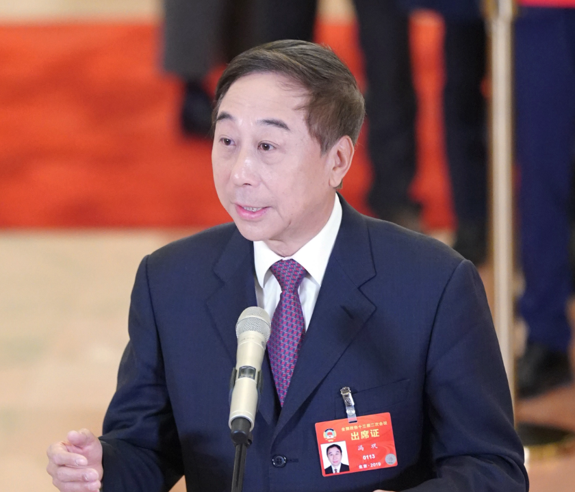 冯巩在相声界为啥地位这么高？说白了，因为他一直真心实意为人民服务。成名前后，他都