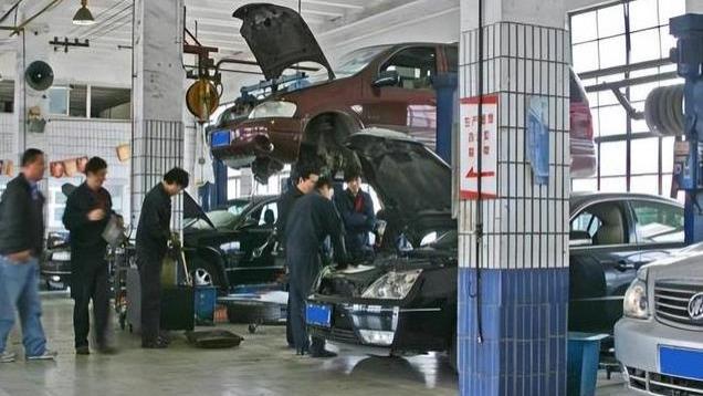 他从政43年，官至副国级，哥哥开小卖铺，儿子是货车司机