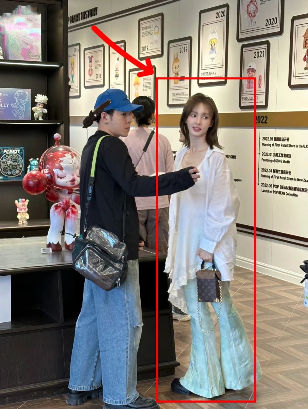 瘦成这样还有体力吗？
大姨妈都没了
她身材单薄，穿牛仔裤根本撑不住身材。
男生真