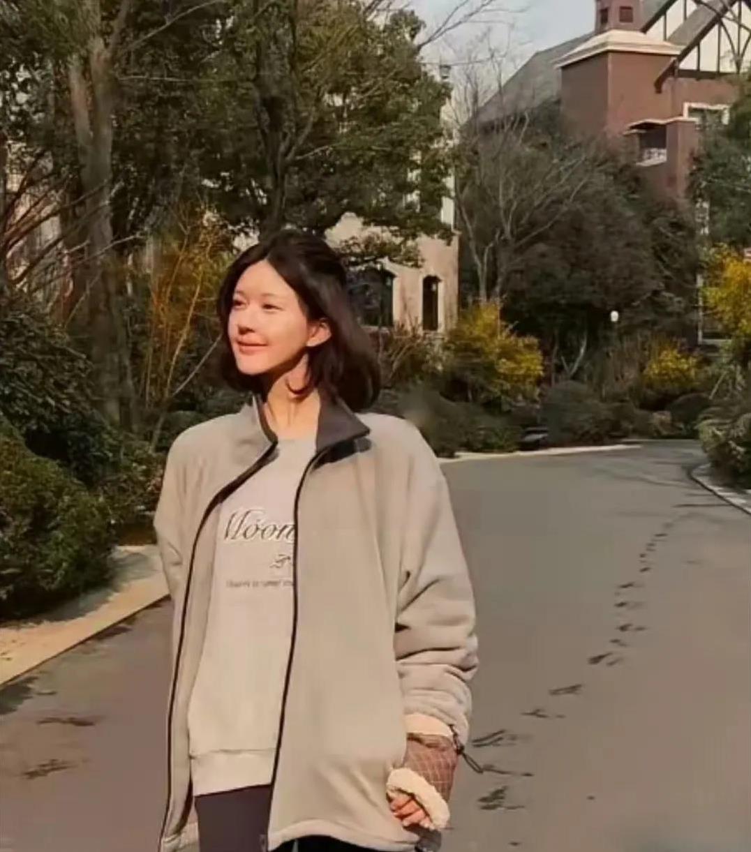 赵露思回归成都的故乡，沉浸于宁静的修养之中。近日，她分享的家乡照片映入眼帘，那里