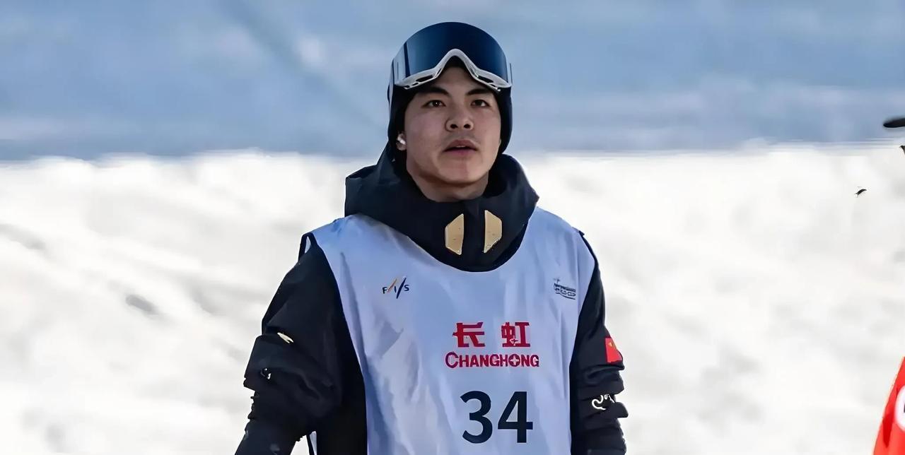 杨文龙果然是一条龙，首夺冠军
2024至2025赛季国际雪联单板滑雪大跳台世界杯