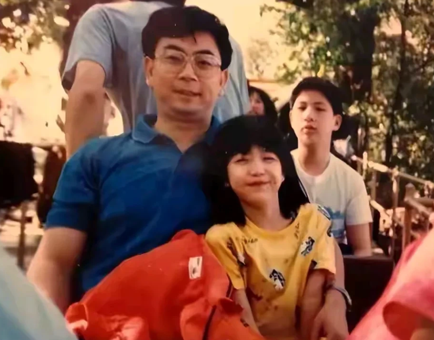 陈妍希发文悼念父亲，陈晓没有发文，陈妍希是原生脸，能看出来真的没有整容。

狗仔