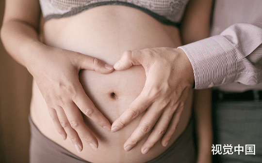 冻卵二十年，59岁那年我如愿怀孕，缺看见老公和青梅的采访，我当场破防走向医院