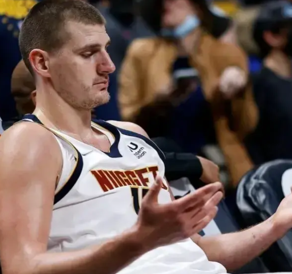 约基奇技术没有短板，而且非常丰富且出色，但这并不足以让他成为当今联盟第一人！
真