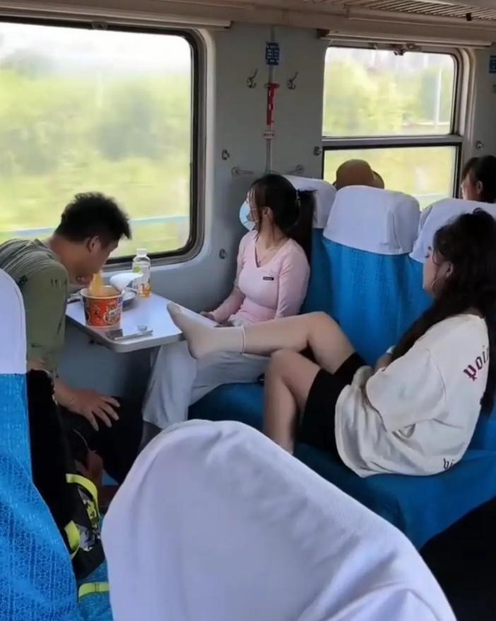 这面还吃不吃？！哈哈哈哈 [大笑][大笑][大笑][大笑][大笑]