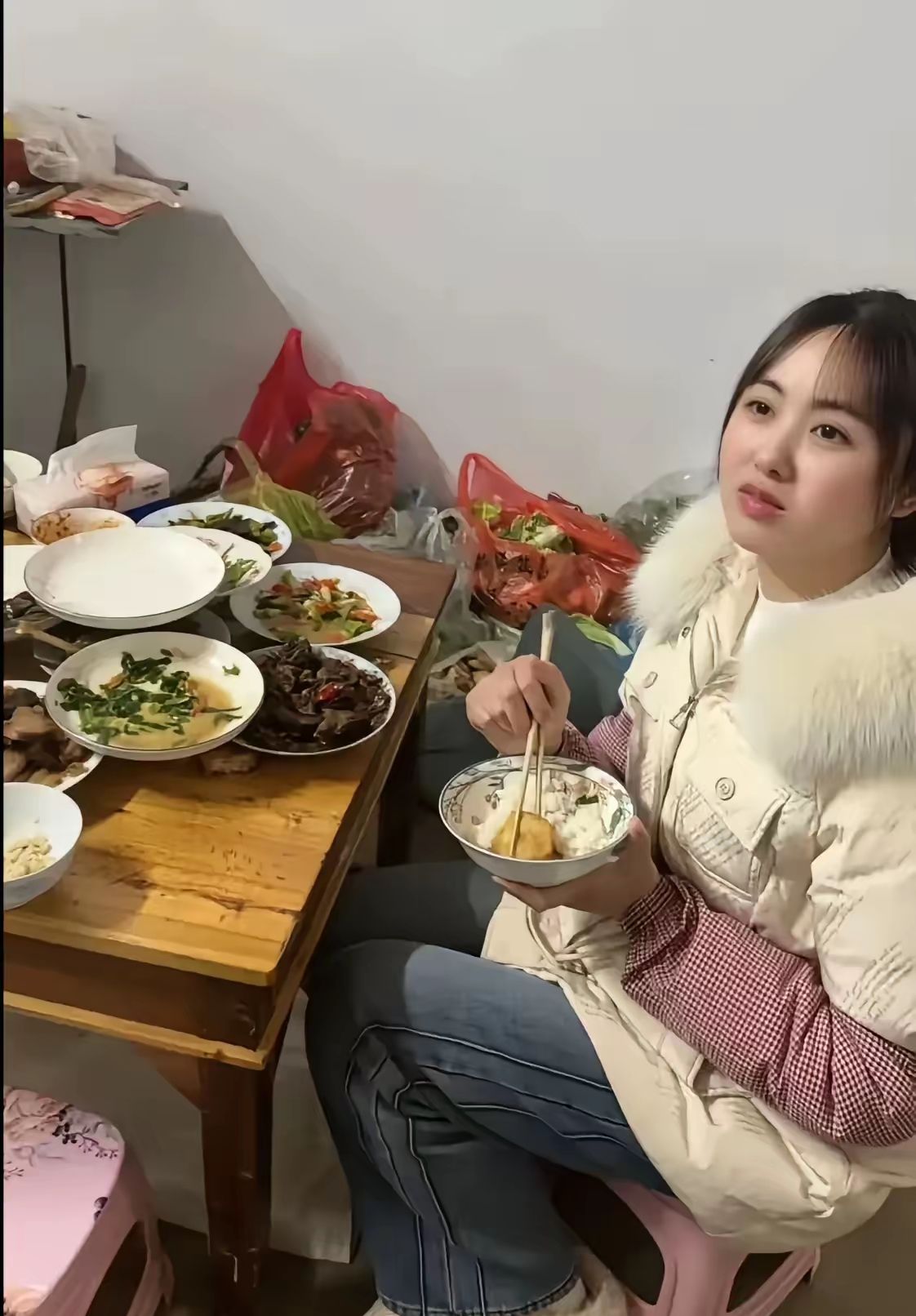 这样的媳妇点着灯笼也难找！过年了，来了一家亲戚，整整两大桌，他忙前忙后，做了几十