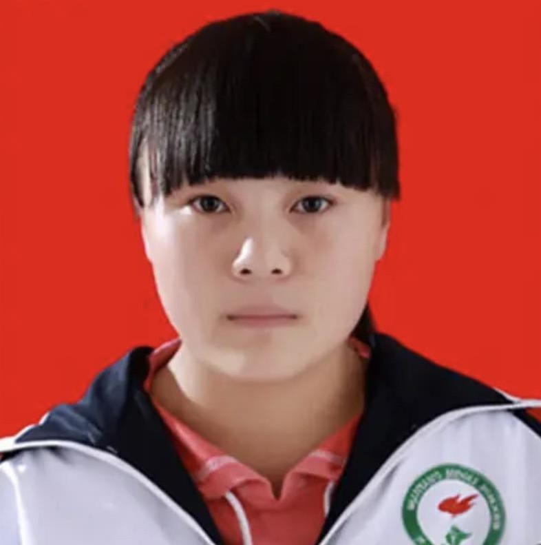在陕西一所中学，每当中午学校发放免费午餐时，总有一名15岁女学生马佩瑶，拿着饭盒