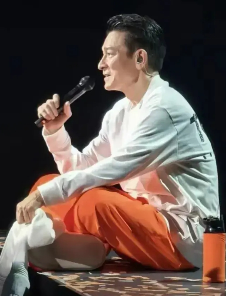 刘德华红馆演唱会最后一首歌献给梁咏琪，旁边的陈慧琳醋海翻腾不能自已。梁咏琪激动得