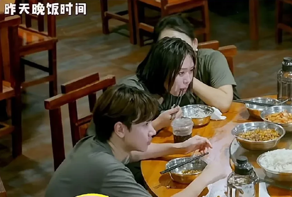 吃饭时，辣目洋子偷偷对李雪琴说：“摄像组有个帅哥，我告诉你，你别太明显。”李雪琴