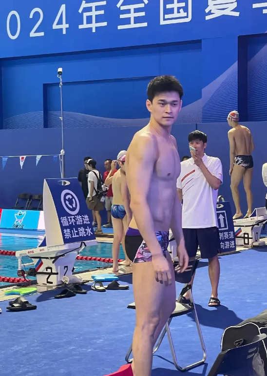 今天的孙杨牵动着万千泳迷的心，一场普通的游泳锦标赛因为他的复出变得格外引人注目！