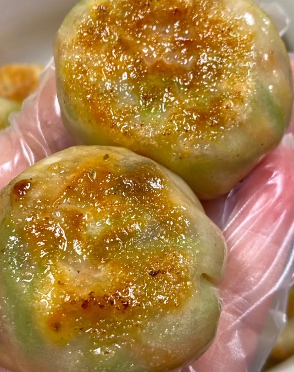 不用和面的小馅饼真的是香迷糊啦！外酥里软，皮薄馅大，每一口下去都馅料满满还流汁，
