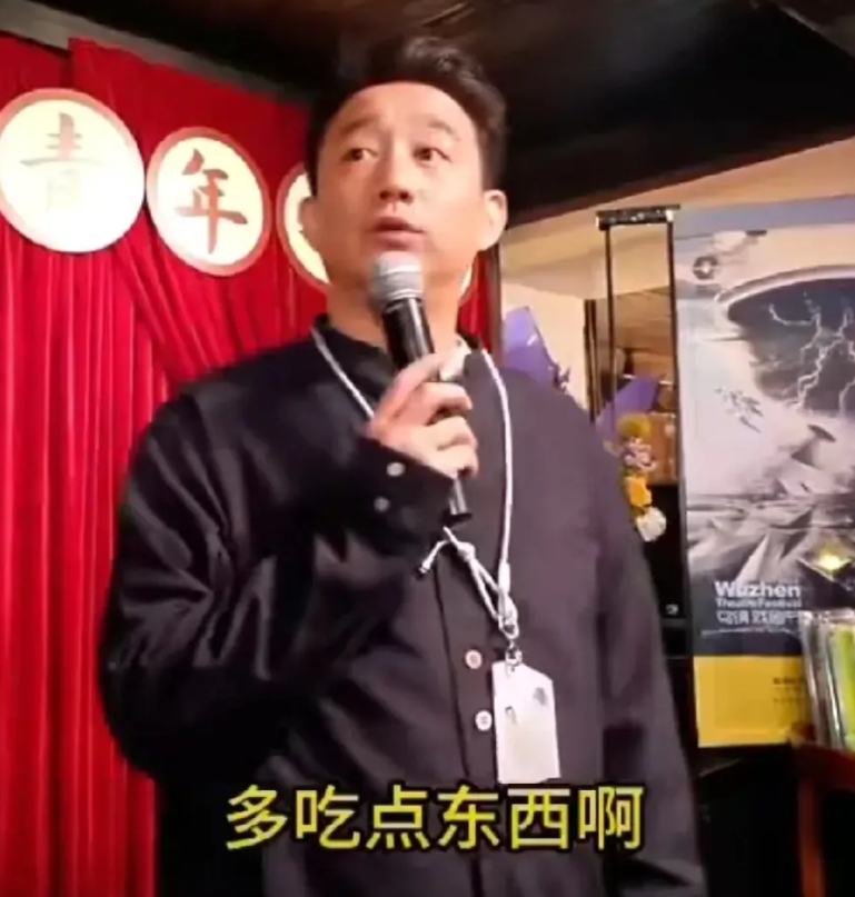 黄磊是真玩得起啊！居然在乌镇戏剧节请客宴上说：“大家今天放心吃，饭菜都不是我做的
