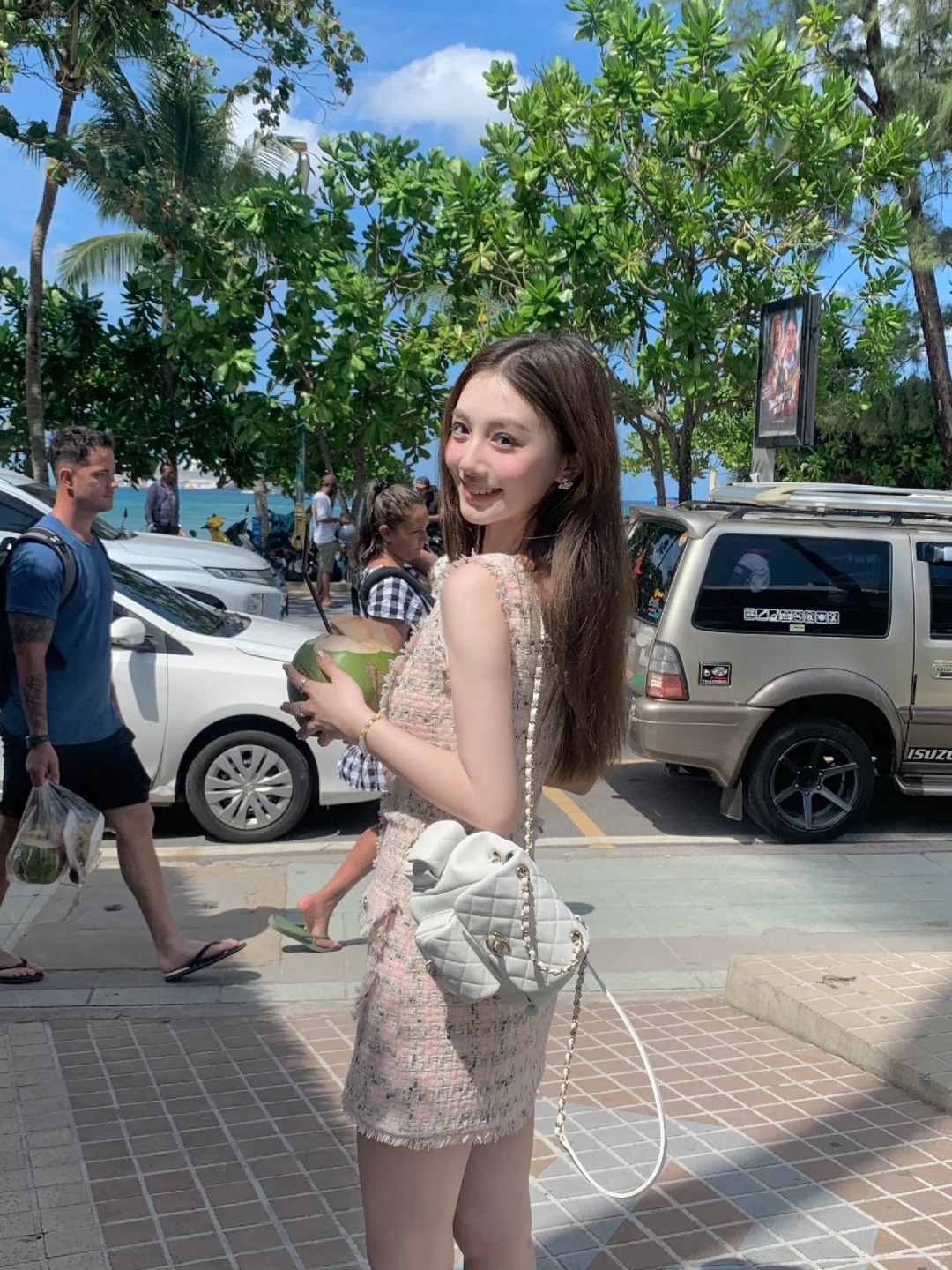 coconut🥥
好爱夏天好爱喝椰子！
