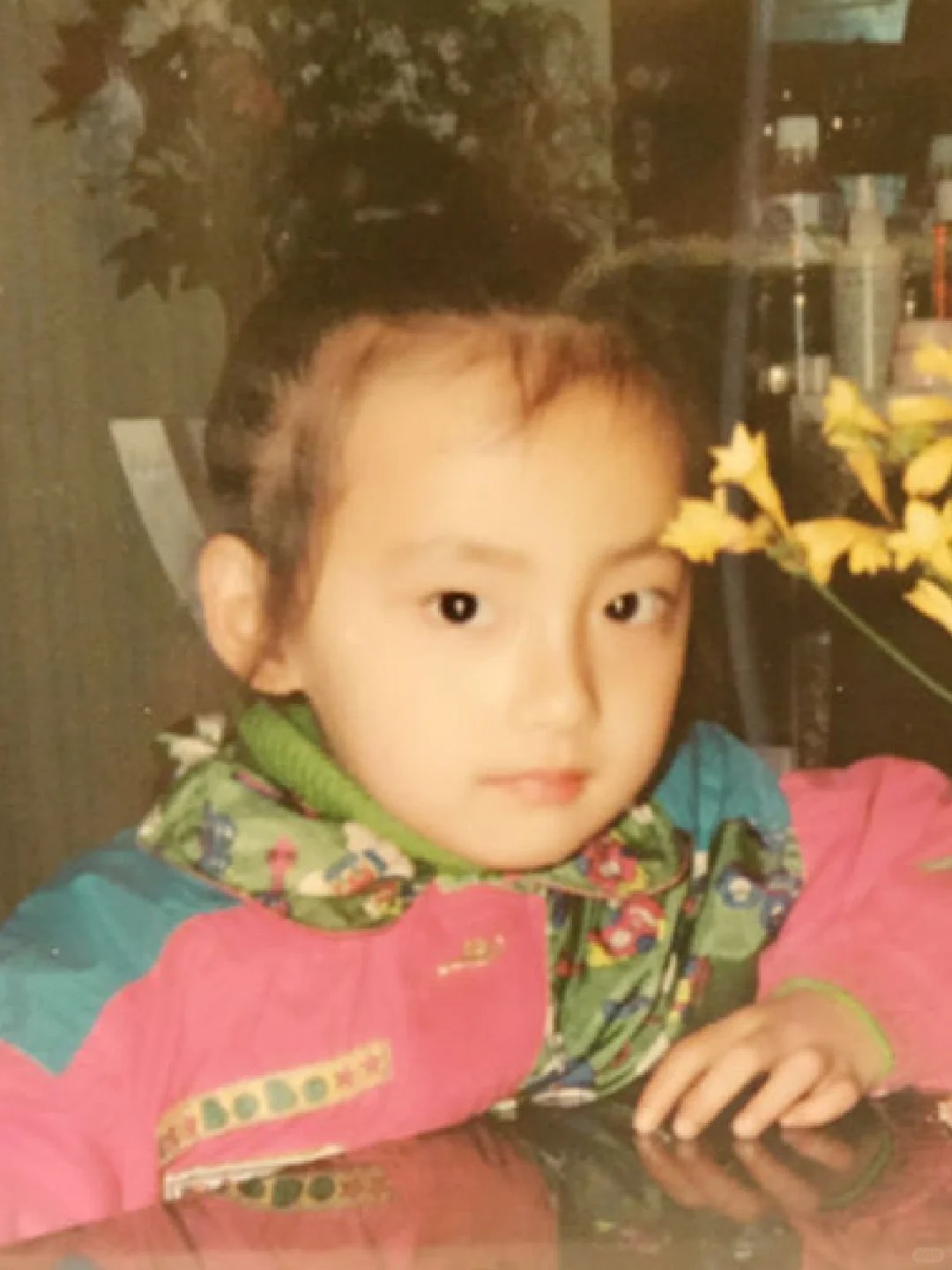 1987年出生的她，是个地道的川渝美女，父母都是普通的工人，家境并不算很优渥。
