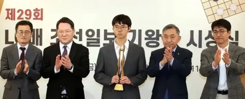中韩围棋界的矛盾越来越深了。韩国那边好像铁了心要一条道走到黑，怎么劝都没用。他们