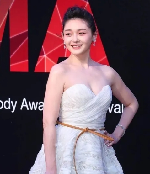 大s去世，小s请了长期假，她未来会怎样

1彻底退出娱乐圈
2抚养大s两个儿女