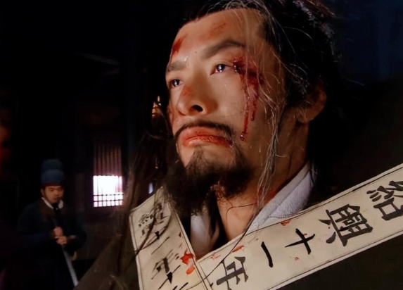 1142年除夕夜，岳飞在临安大理寺监狱，被两根大铁棒夹碎胸膛而死。郐子手为了回家