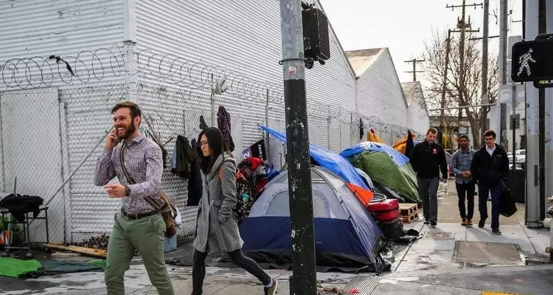 [微风]为什么中国游客去美国大多失望？人下到地铁里就像进防空洞一样，还能闻到流浪