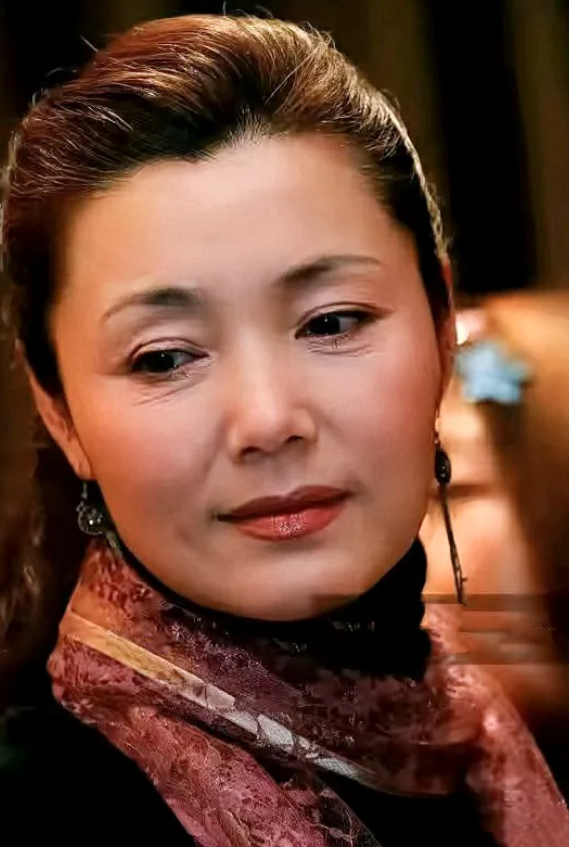 坦然的面对年龄，虽然牡丹芳颜不在，但这份岁月沉淀下来的从容是花钱整容整不出来的。