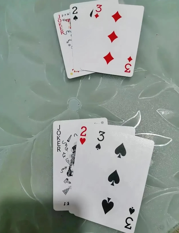 这样的牌相遇了。谁的大？