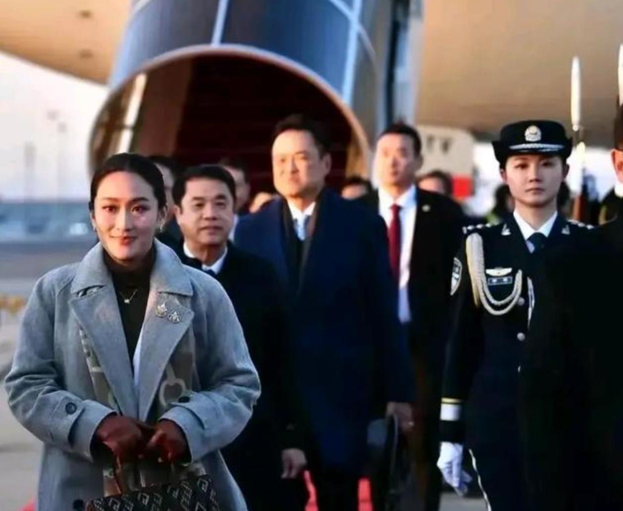 泰国最美女总理哈尔滨之行，超级保镖护航，亲手制版画
