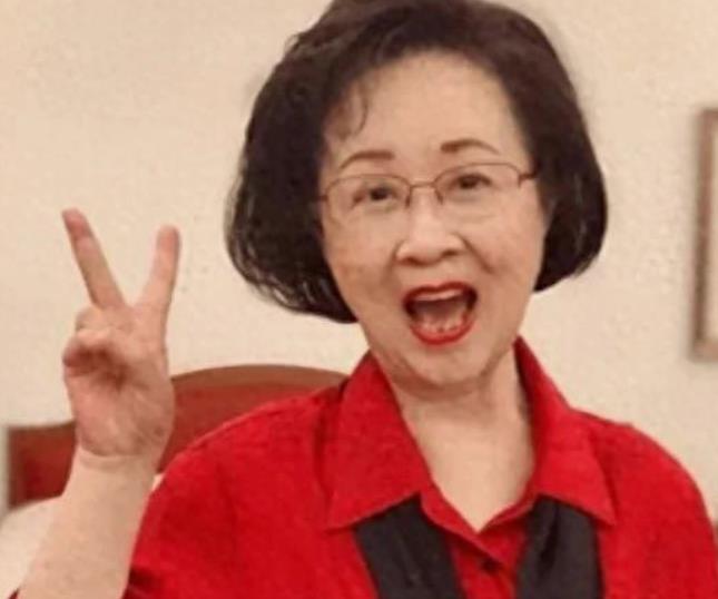 按琼瑶的说法，平是热烈、强烈的性格。
 
琼瑶柔弱，有才华而且极具商业价值，能让