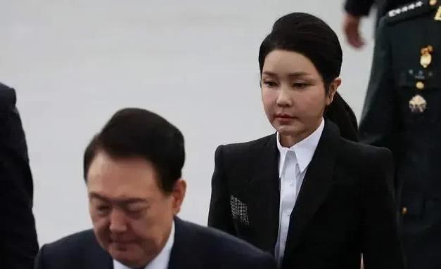 最新消息！尹锡悦弹劾案在韩国议会通过，立即停止执行总统职务。尹锡悦接下来就要和朴