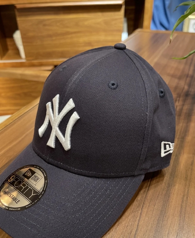 new era帽子。首先说说颜值吧！New Era 的设计简直就是潮流风向标，简