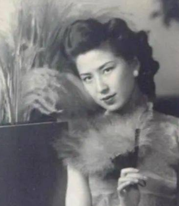 1948年，李国秦注意到收养的女儿的腹部日益隆起，便打算带她前往医院进行诊断，未
